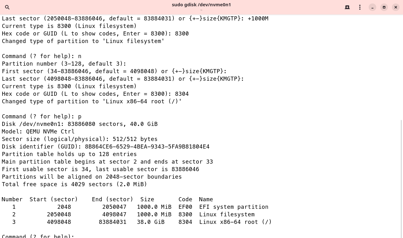 gdisk zeigt die angelegte Partitionstabelle mit EFI, Linux filesystem und Linux x86-64 root